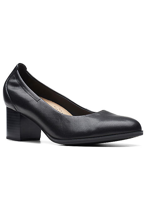 Clarks black patent outlet court shoes