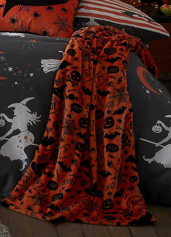 Bedlam Halloween Fleece Blanket 120 x 150cm – Super Soft Cosy Orange Fleece Throw with Spooky Bats and Skull Print, Warm Halloween Themed Blanket for Seasonal Home Decor - Image 6