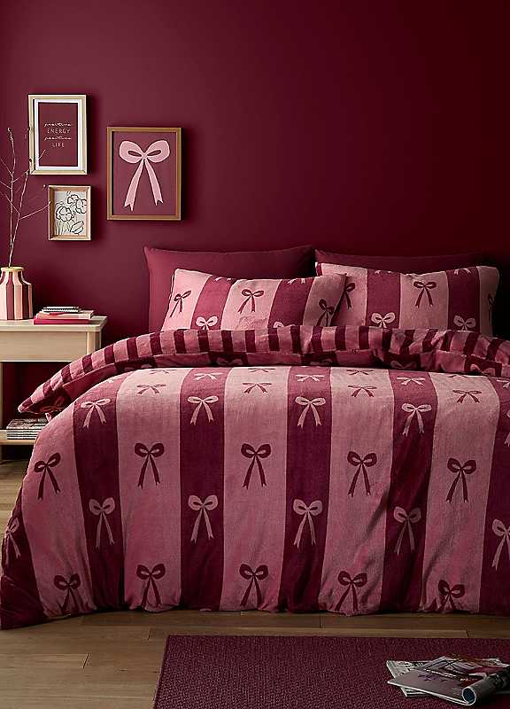 B&Q - Bows Soft Fleece Berry Duvet Cover Set - Image 4