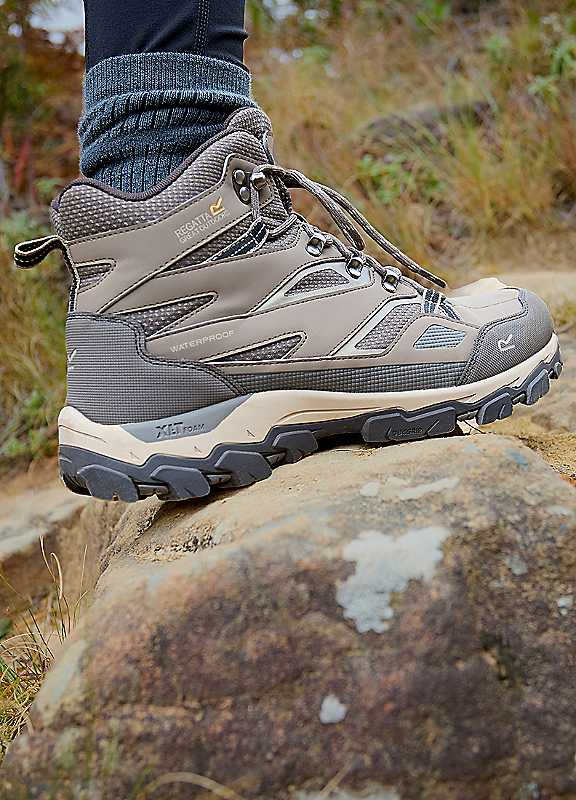 Regatta Women's Brown Holcombe Iii Walking Boots