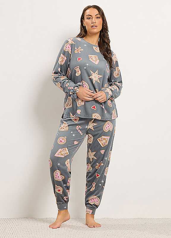Yours Women's Grey Gingerbread Print Fleece Pyjama Set W/ Scrunchie In | Size: 30/32 - Image 2