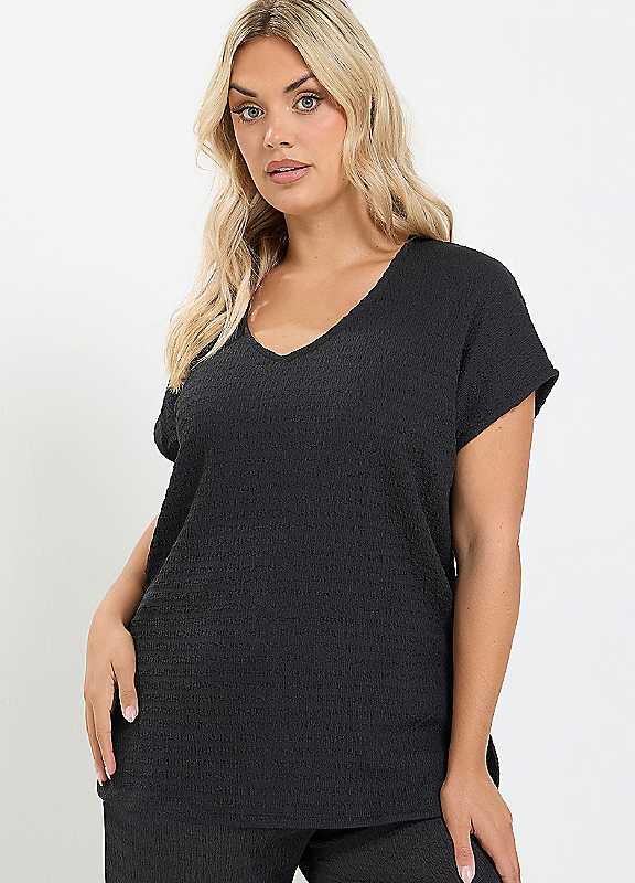 Yours Women's Black Textured T-Shirt In Size 26-28 - Image 3